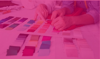 Fashionmanager wählen Stoffe zum Schneidern aus