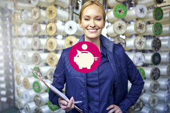 Textilmanagerin hält ein Klemmbrett in der Hand, im Hintergrund sind Garnspulen zu sehen. In der Mitte des Bildes ist ein Symbol mit Sparschwein und Münze.