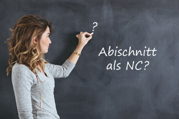 Studentin malt mit Kreide ein Fragezeichen an eine Tafel. Auf der Tafel steht: "Abischnitt als NC?"