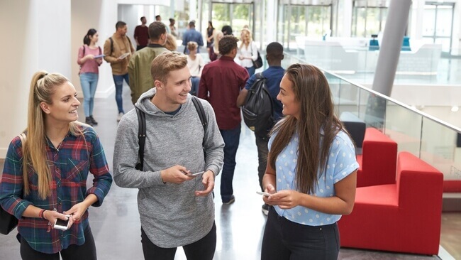 Studenten laufen im Gebäude einer Universität