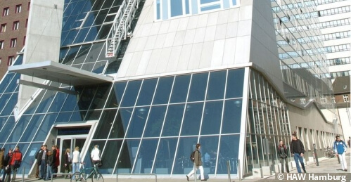 Modemanagement NC HAW Hamburg Gebäude der HAW Hamburg von außen, davor stehen Studenten